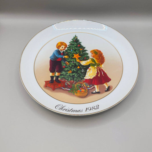 Vintage Christmas Plate Avon Keeping The Christmas Tradition 1982 Collector