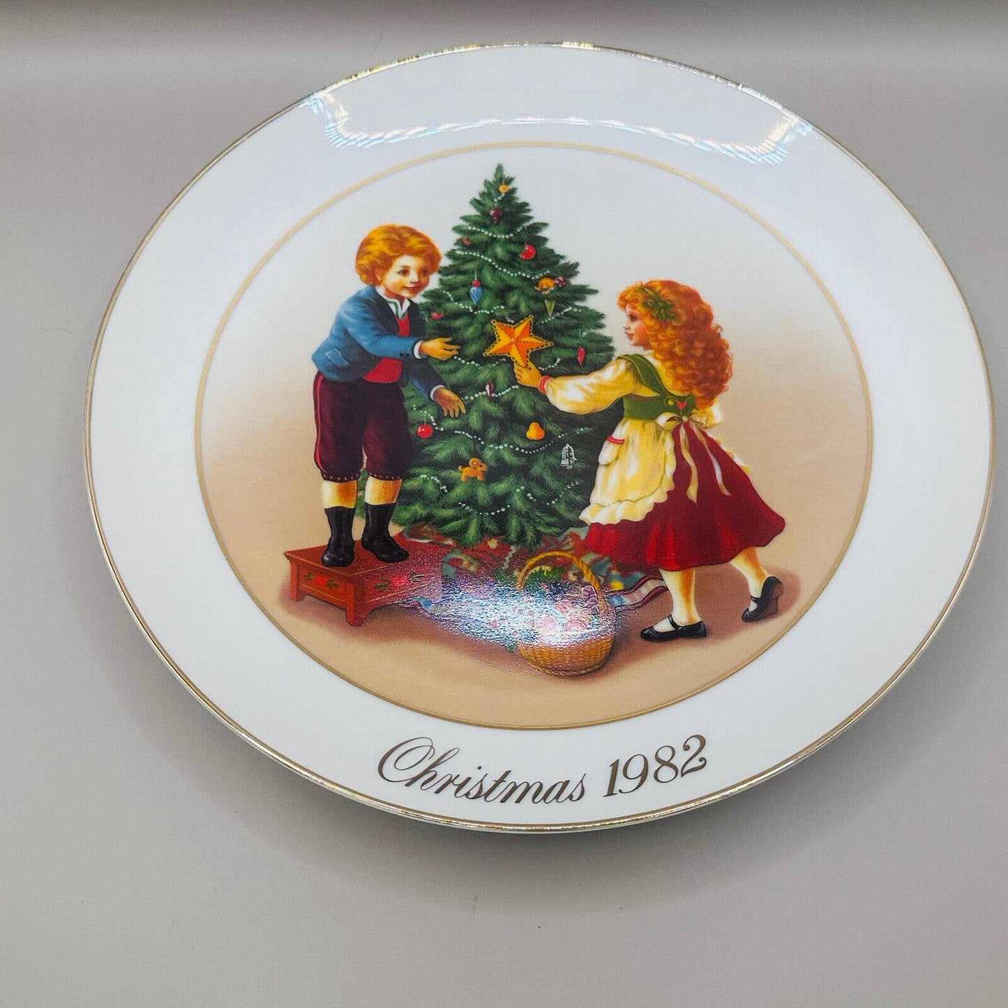 Vintage Christmas Plate Avon Keeping The Christmas Tradition 1982 Collector