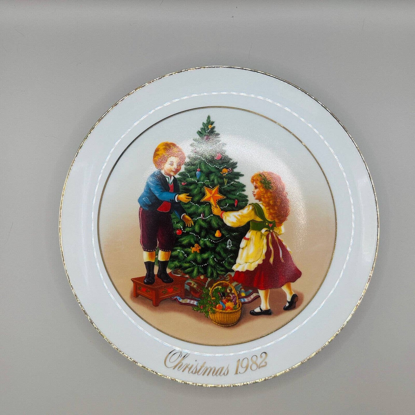 Vintage Christmas Plate Avon Keeping The Christmas Tradition 1982 Collector